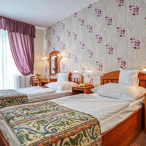 Pokój z dwoma pojedynczymi łóżkami